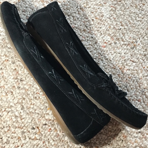 Minnetonka Moccasins Black Leather Flats - Picture 6 of 8